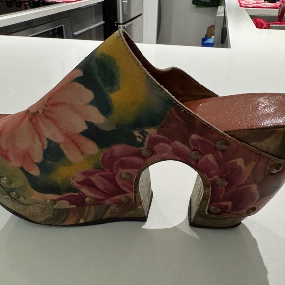 Platform/Clog Shoes - Picture 2 of 4